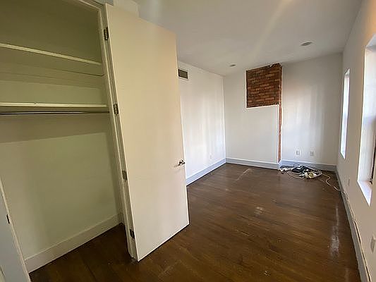 4th image of 849 Willoughby Ave #2