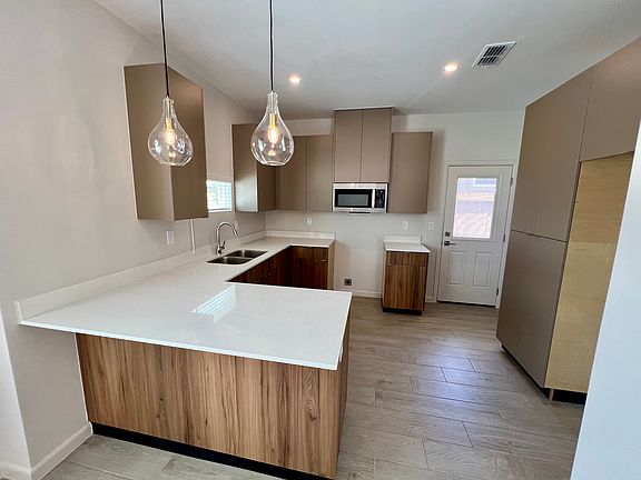 4th image of 3504 Duke Ave #1