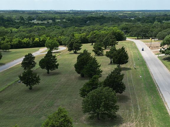 4th image of 528 Country Club Rd