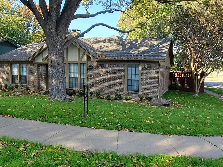 8440 Willow Creek Dr — Photo 2