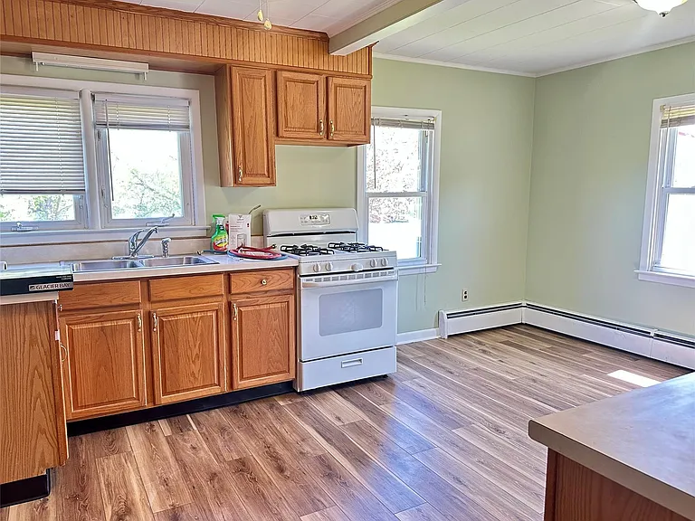 111 Round Hill Rd — Photo 7