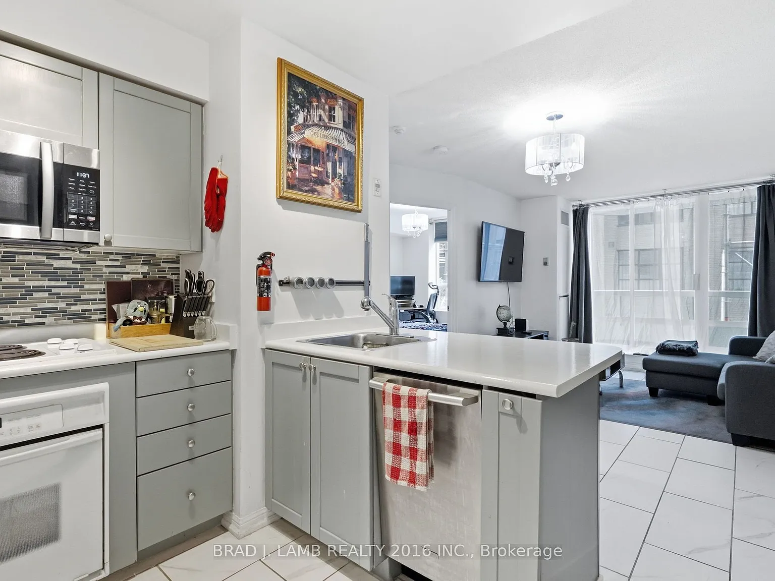 Imperial Square Condos — Photo 4