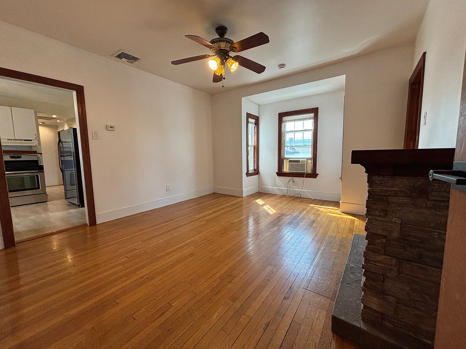 3 bed, 1100 sqft, $3,650 — Photo 3