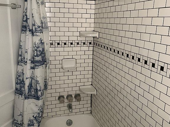 4th image of 1514 N Van Buren St