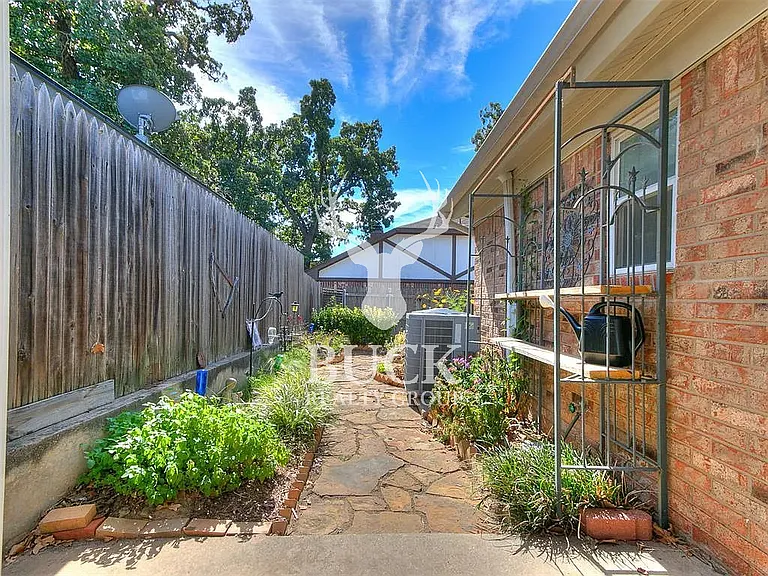 1628 Kavel Dr — Photo 34