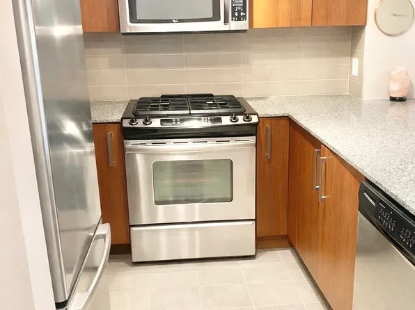 5889 Irmin St #314, Burnaby, BC V5J 0C1