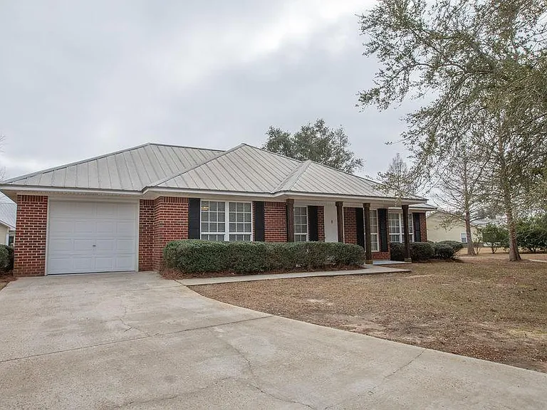1220 Springfield Dr — Photo 2
