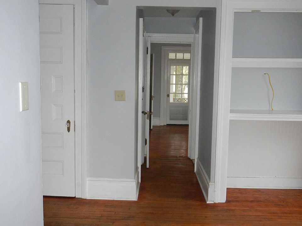 Livingroom looking into bedroom