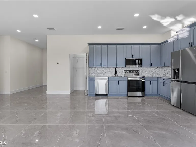 1134 Cumming St E — Photo 8