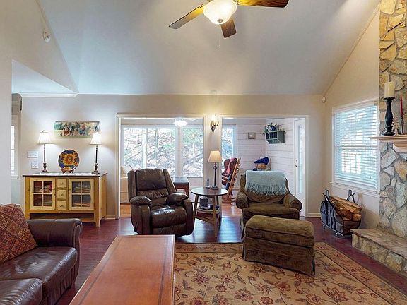 4th image of 106 Surrey Ln