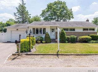 207 W 22nd St, Huntington, NY 11743