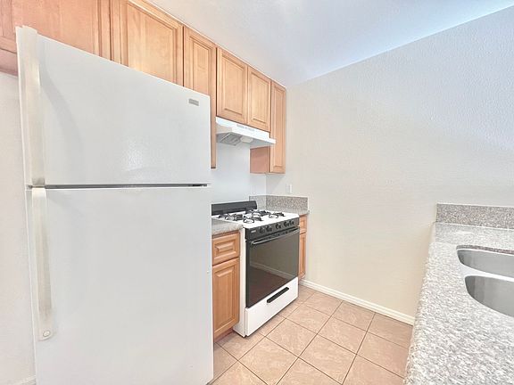 5th image of 617 N St Andrews Pl APT 2