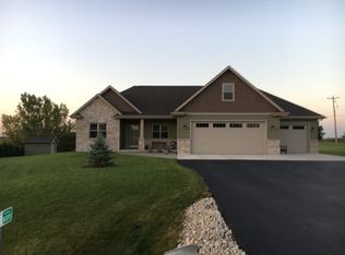 N1095 Quarry View Dr, Hortonville, WI 54944