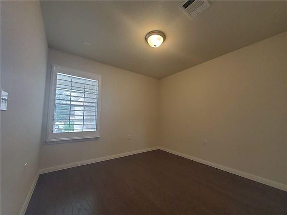 4th image of 419 Holiday Creek Ln