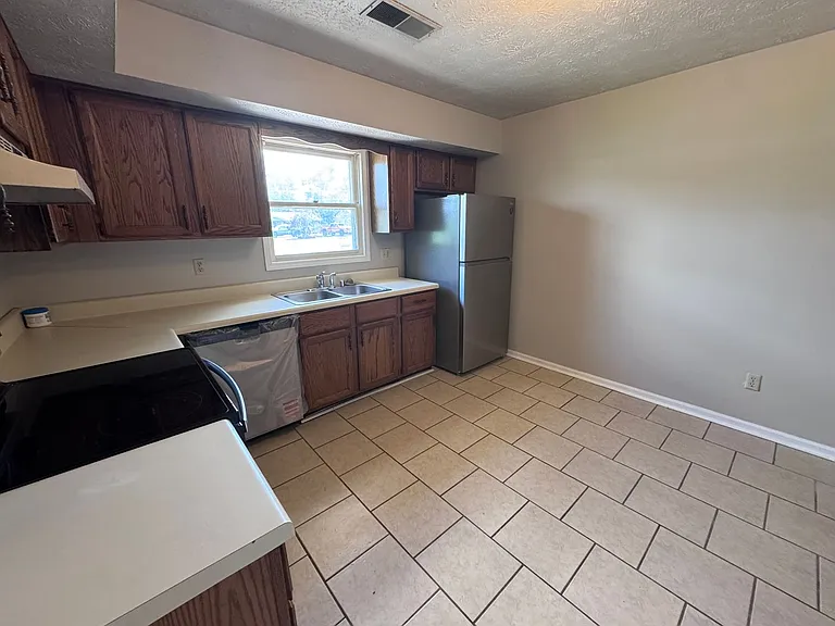 105 Grogan Cir — Photo 9