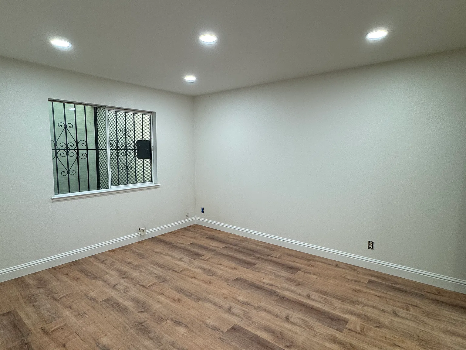 4 bed, 1300 sqft, $7,500 — Photo 1