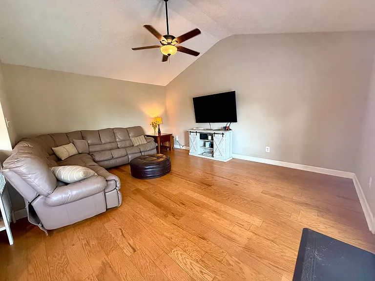 404 Sandersville Ct — Photo 7
