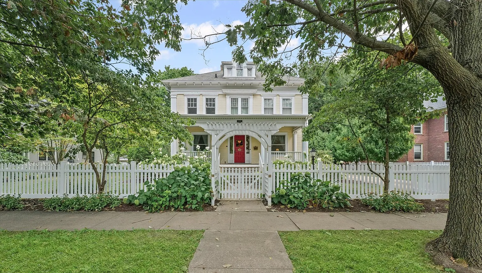 1018 W Church St photo 1
