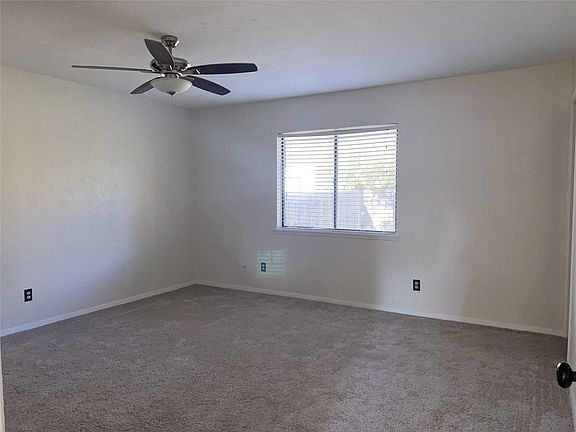 4th image of 629 Wandering Way Dr
