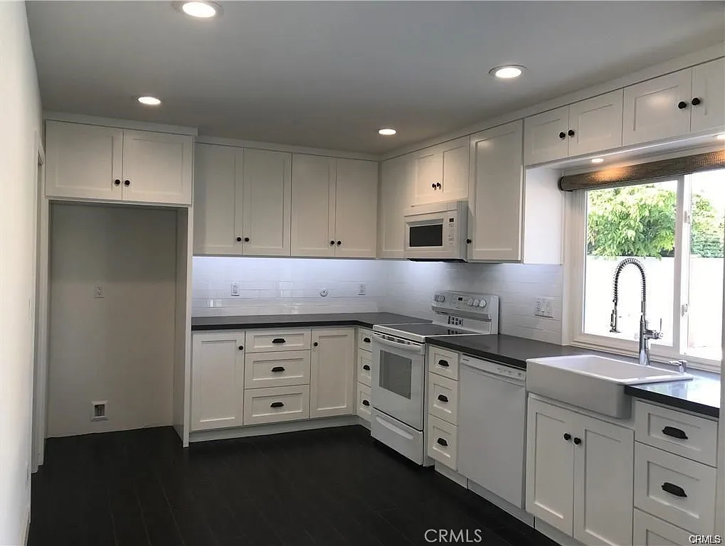 5 bed, 2328 sqft, $6,495 — Photo 2