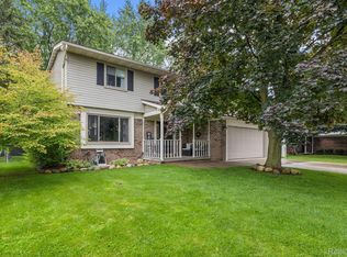 5524 Fox Chase Ln, Clarkston, MI 48346