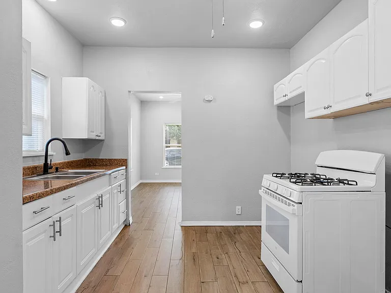 350 Barrett Pl — Photo 3
