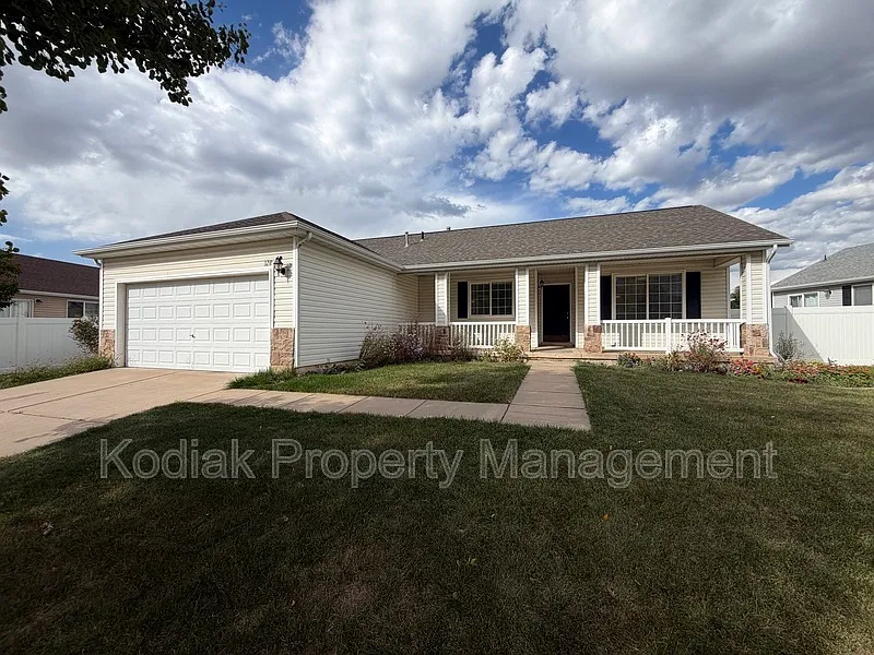 3 bed, 2.0 bath, 1314 sqft, $2,049 — Photo 1