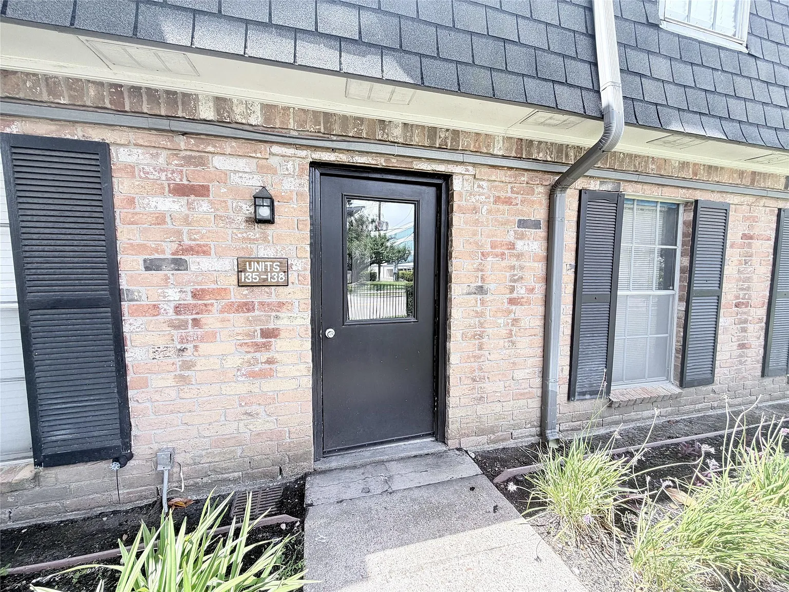 3 bed, 2.0 bath, 1120 sqft, $2,300 — Photo 2