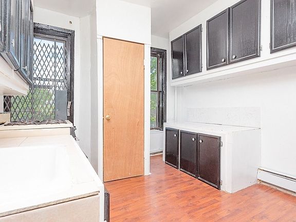 2nd image of 577 Saint Johns Pl APT 3R