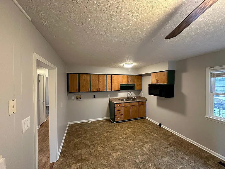 823 Bass Ln — Photo 6