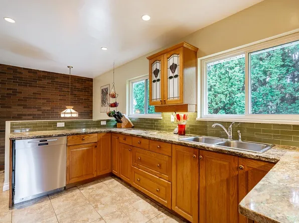 675 Newport St, Coquitlam, BC V3J 3H5