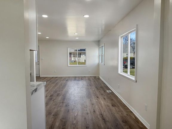5th image of 3032 Gladstone Ave