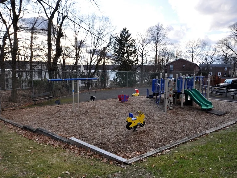 100 Cedar St #A28 — Photo 31