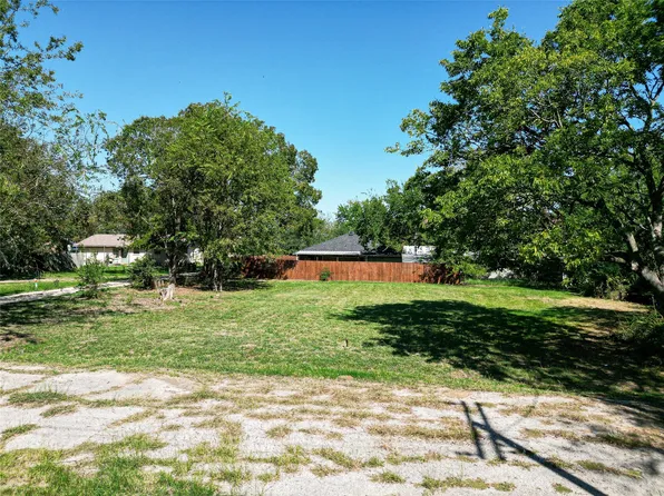 305 Nixon St, Wills Point, TX 75169
