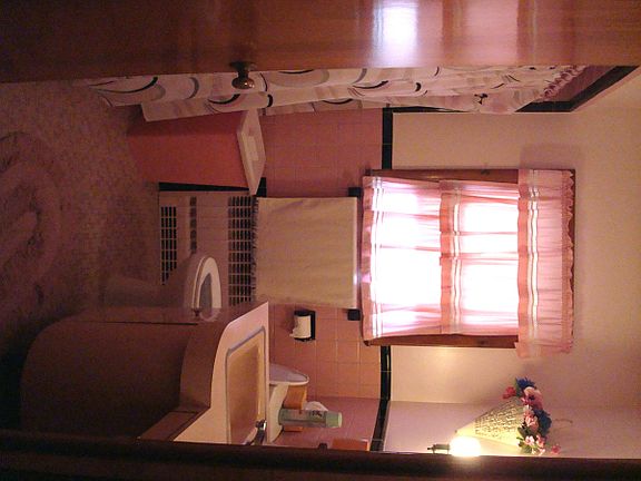 Large Full bath w/ closet
