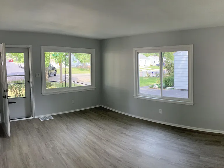 500 W Lakewood Ave — Photo 2