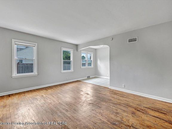 4th image of 1001 Raider St