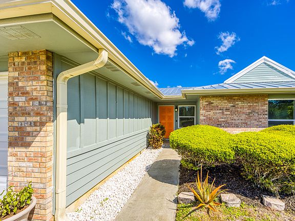 4th image of 1167 SE Cambridge Drive