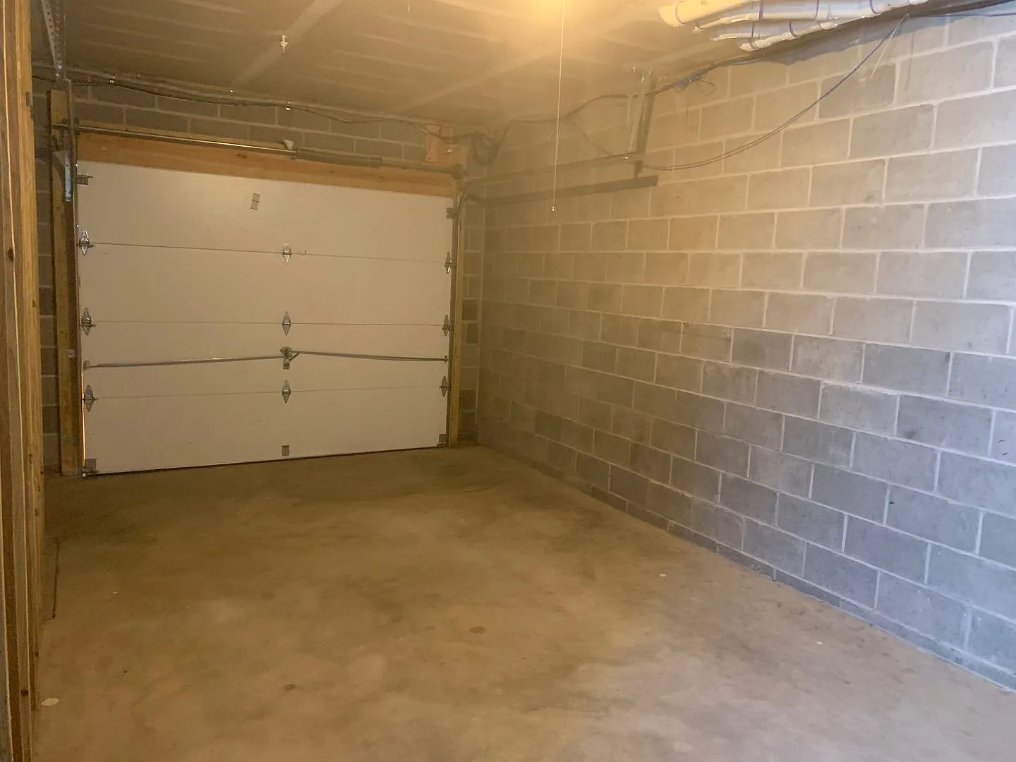 Spacious 2 Bedroom Townhouse — Photo 4