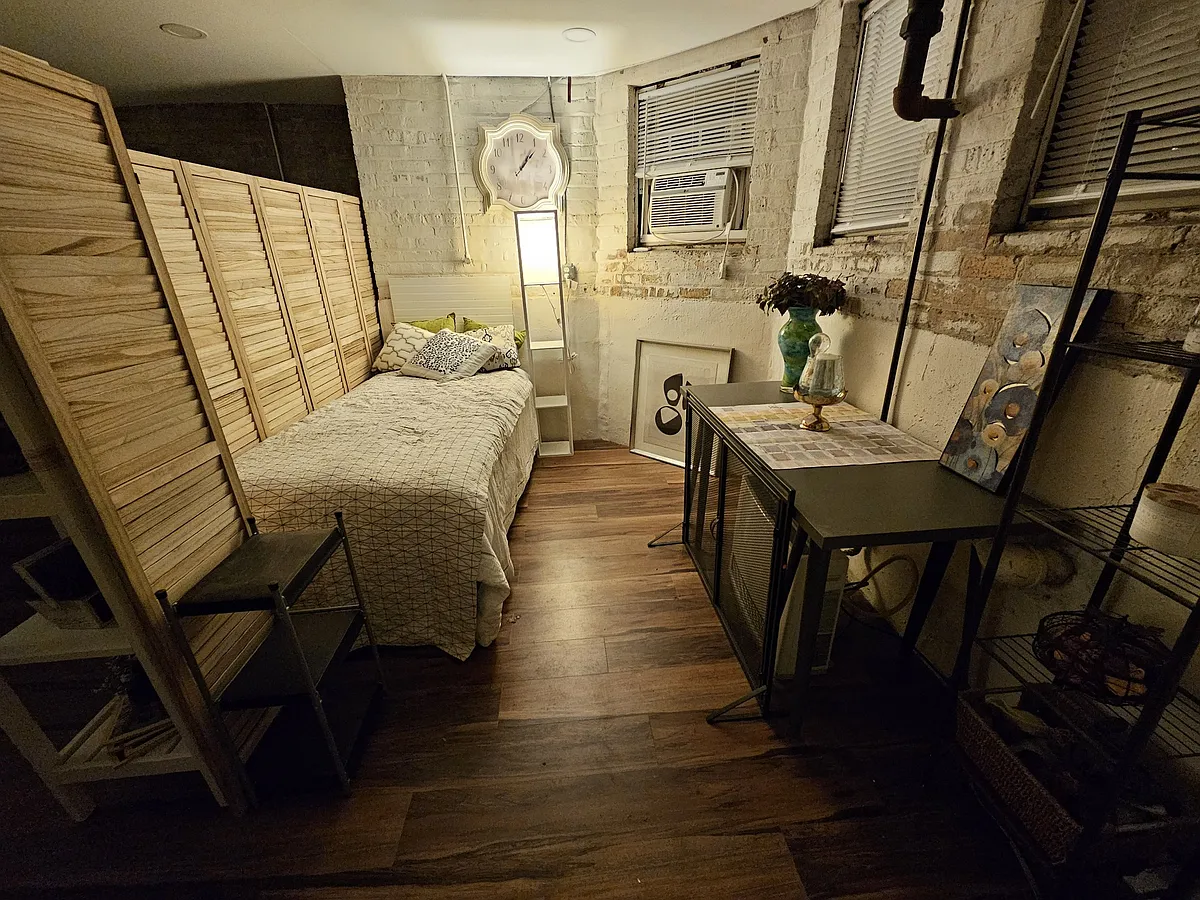 Building Photo - 6354 N Paulina St #BASEMENT
