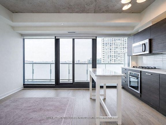 4th image of 11 Charlotte St Unit 2004