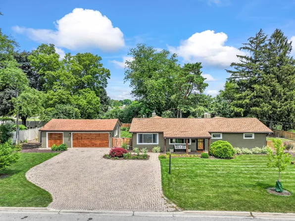 90 E White Oak St, Arlington Heights, IL 60005