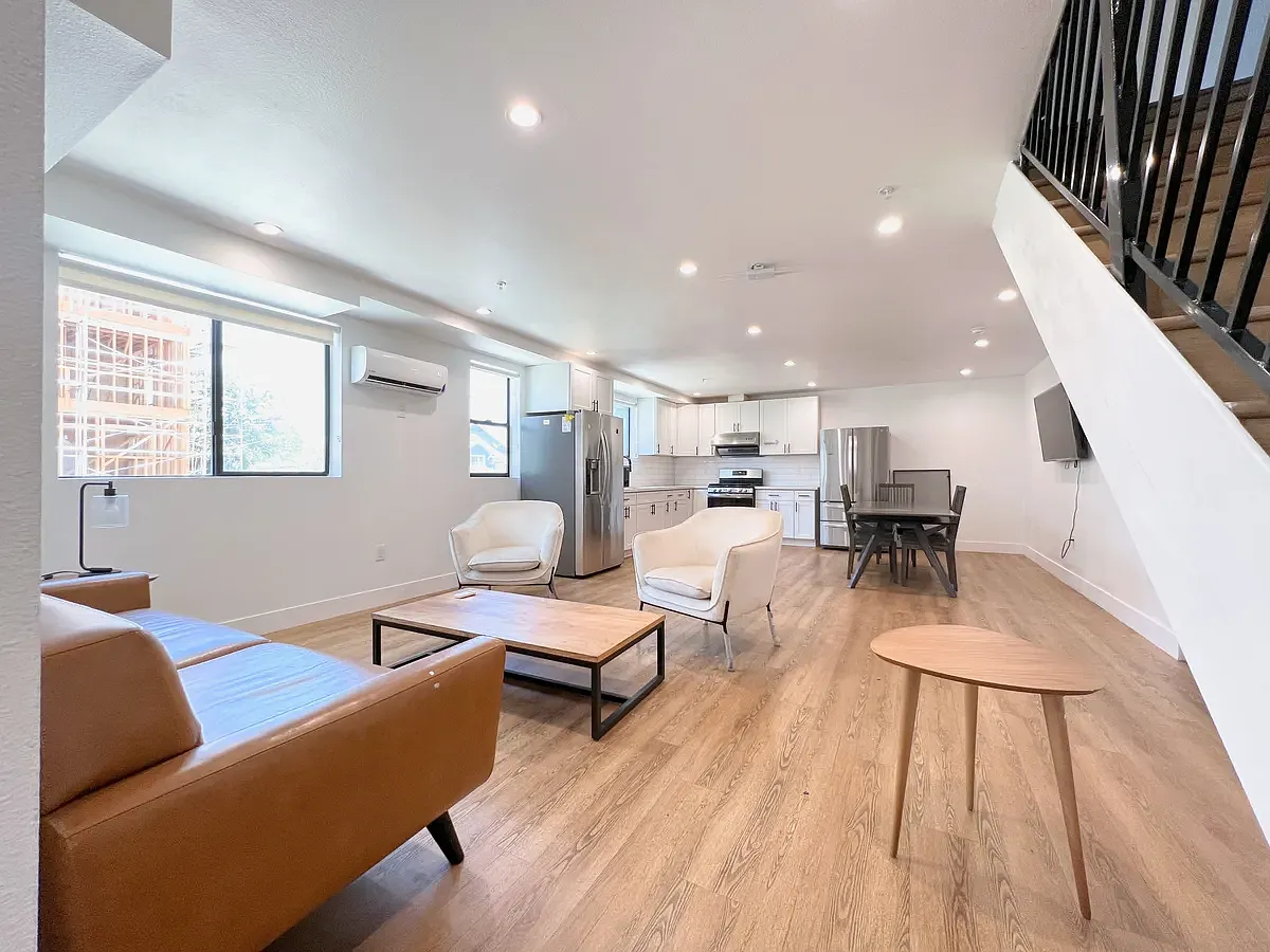 9 bed, 2332 sqft, $898 — Photo 2