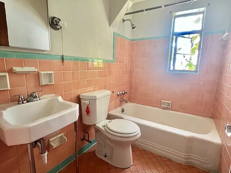 1118 Winfield Ave #3 — Photo 2