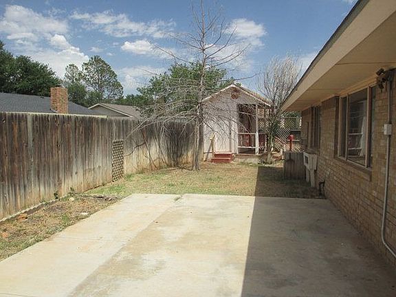 3rd image of 1208 Roanoke Dr