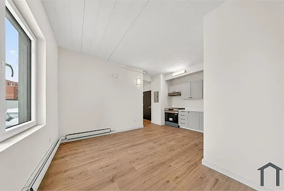 1824 Anthony Ave #4-09 — Photo 2