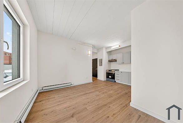 2nd image of 1824 Anthony Ave #4-09