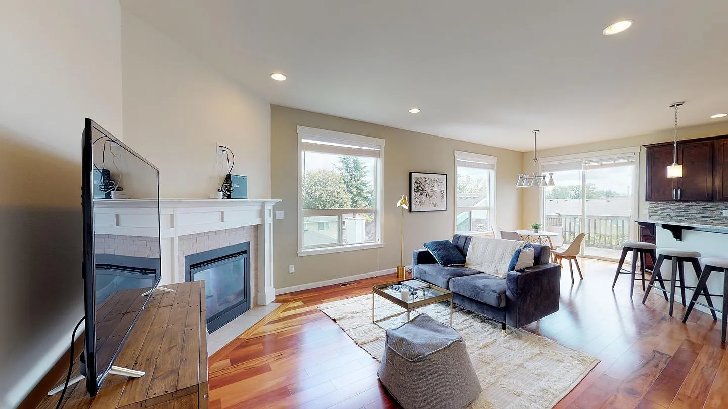 Private Bedroom in Elegant Beacon Hill Home With Great Views — Photo 1