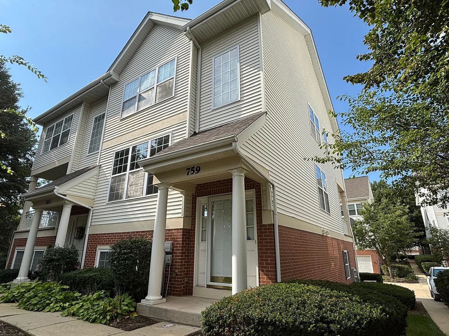 3 bed, 2.5 bath, 1889 sqft, $2,800 — Photo 2