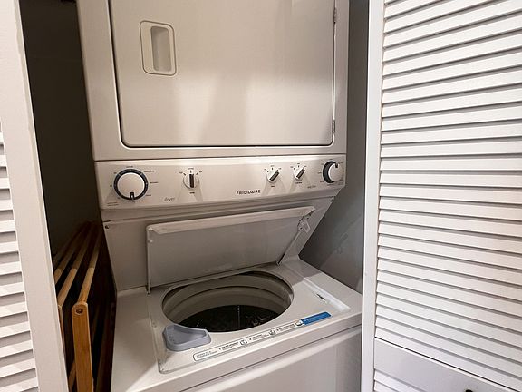 2nd image of 609 W Oakdale Ave #41